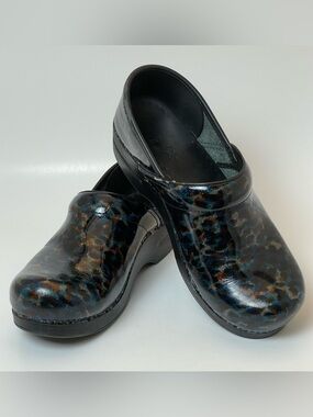 Dansko Black Patent Leopard Print Clogs – Blue & Brown – Size 39 ✨